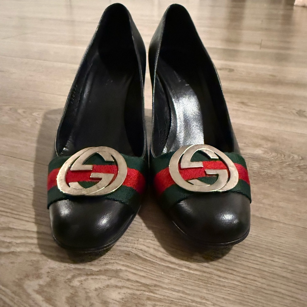 Gucci Black Leather Pumps with Green-Red Web and Gold Logo Medallion